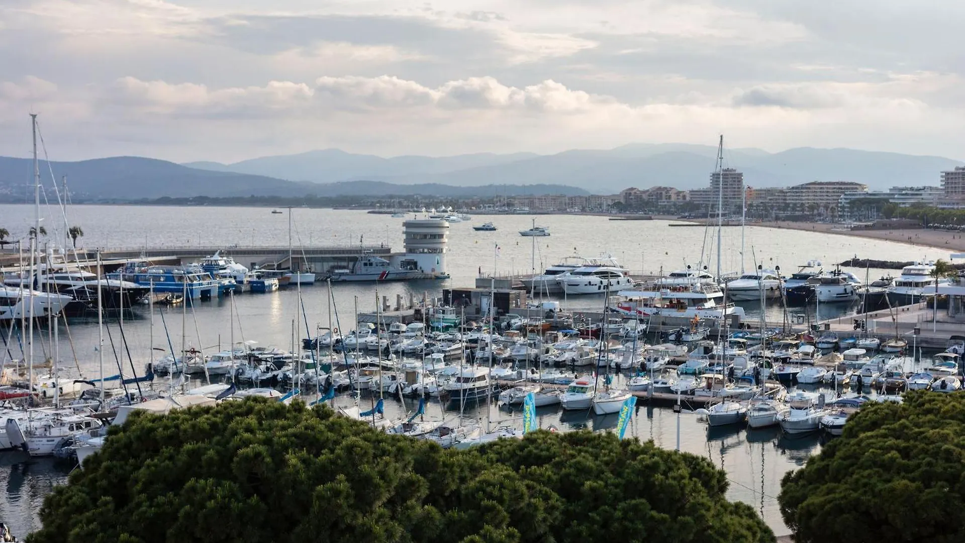 Hotel Restaurant Le Touring - Teritoria Saint-Raphael